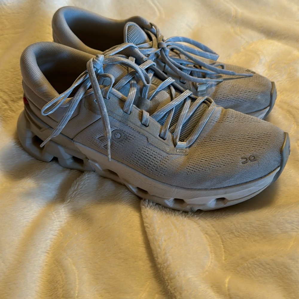 On cloud shoes women’s 9.5
